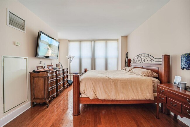 Building Photo - 1125 Maxwell Ln