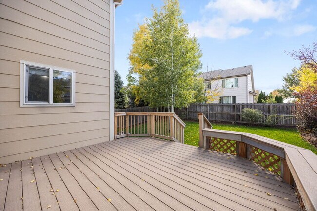 Building Photo - 2 bed/ 2.5 bath duplex in established neighborhood with corner lot