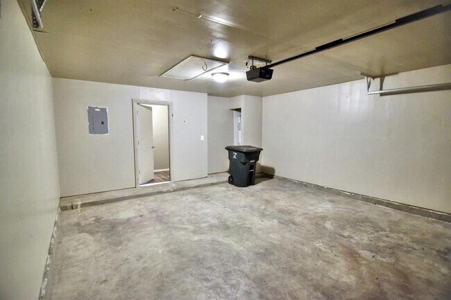 Building Photo - 4201 Bluestem Ln