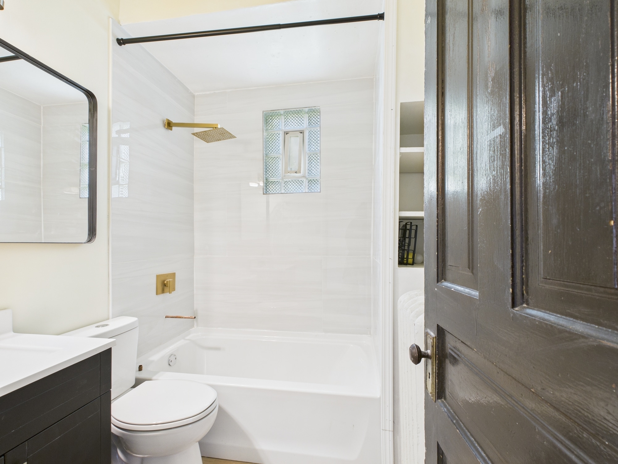 Building Photo - 1541 W Barry Ave