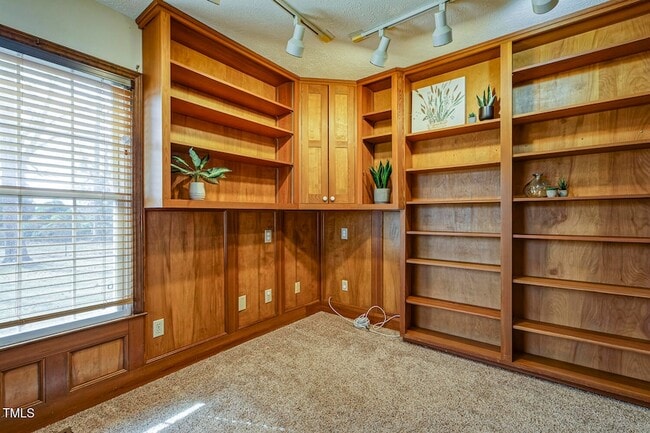 Building Photo - 4610 Linden Rd