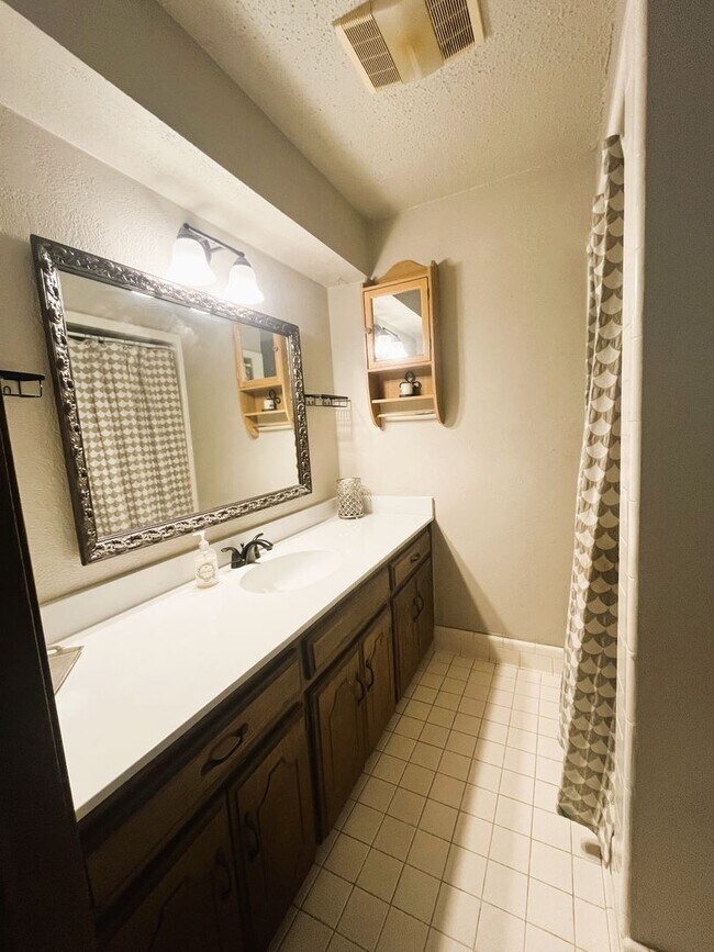 Building Photo - Norman. 3 bed, 2bath, 2 car garage with storm shelter