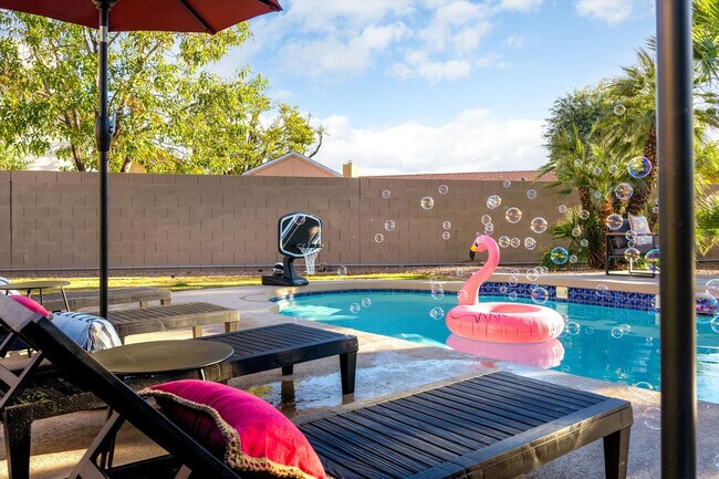 Building Photo - 5604 E Beverly Ln