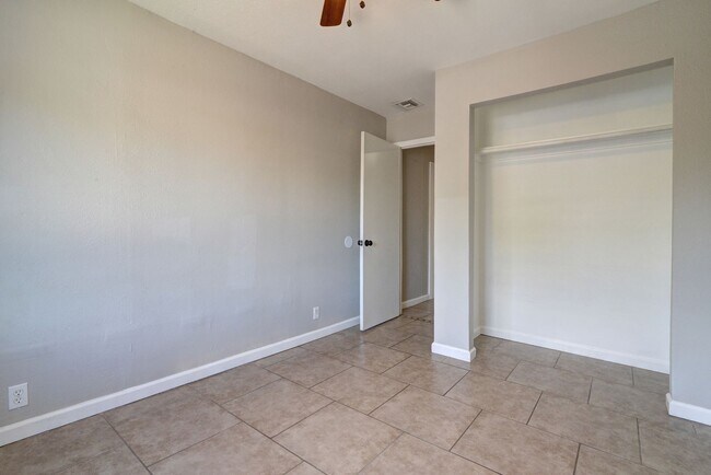 Building Photo - 5 Bed/3 Bath With Pool Backing the 60