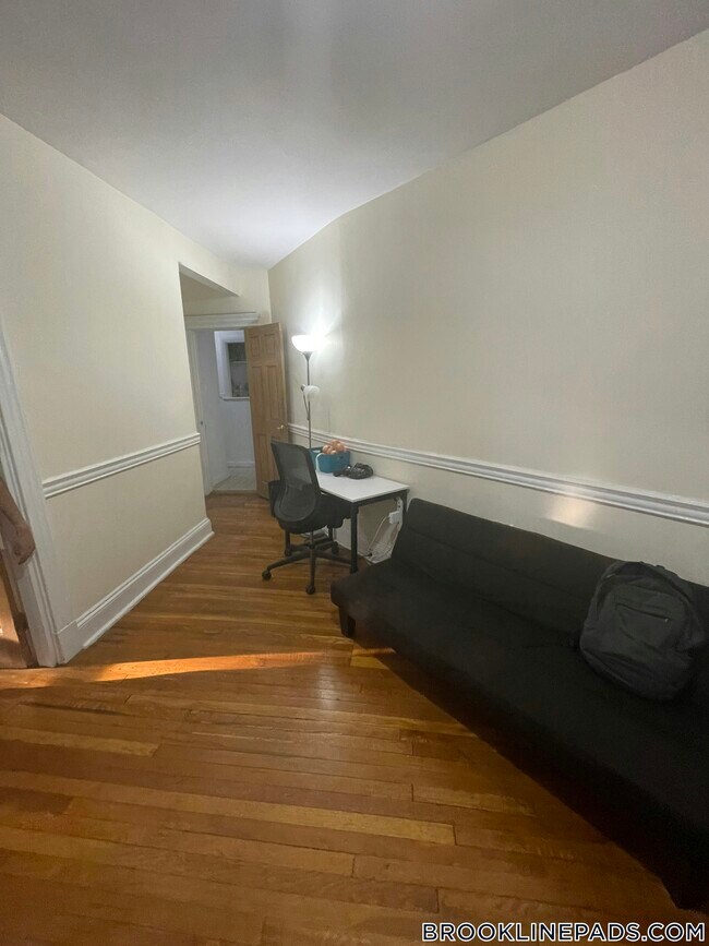Building Photo - 352 Riverway