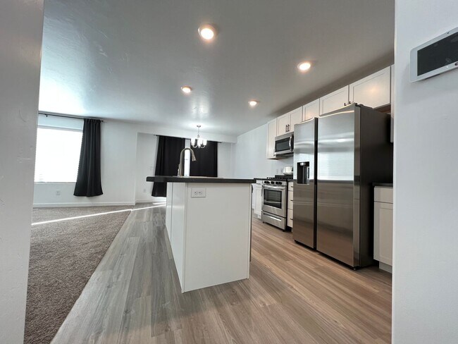 Building Photo - 3 Bd/2 Ba Townhouse in Herriman