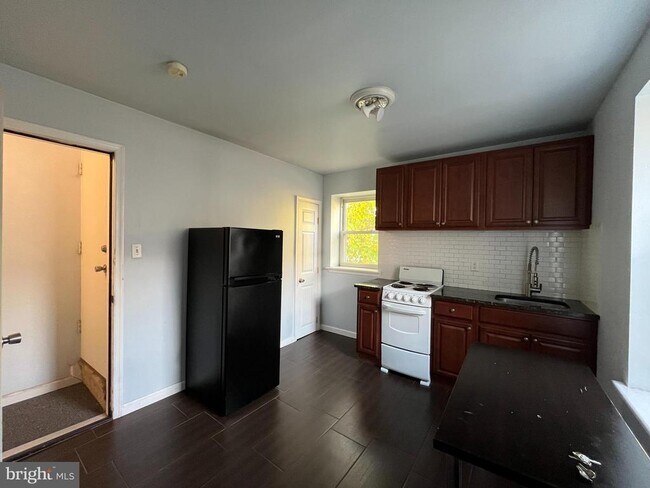 Building Photo - 425 N 41st St