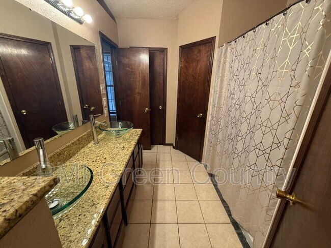 Building Photo - 1608 W Fort Worth St