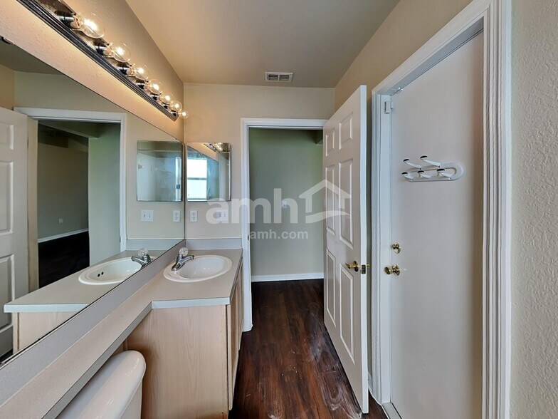 Building Photo - 875 Summer Glen Dr