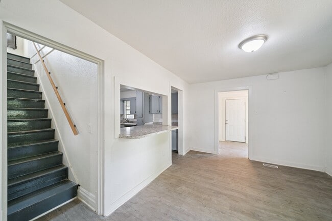 Building Photo - 1304 S Husband St