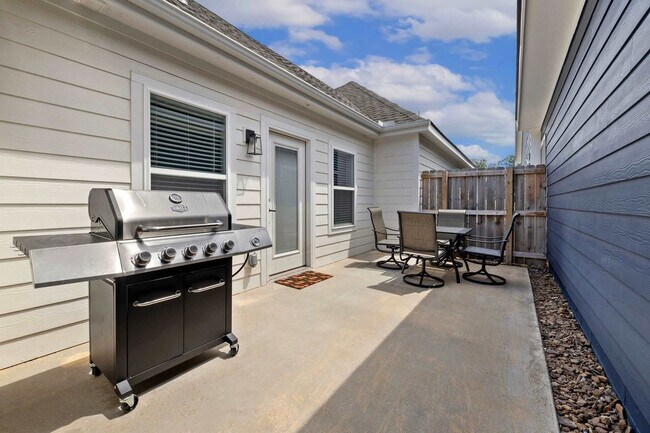 Building Photo - 913 NE Hts Ln