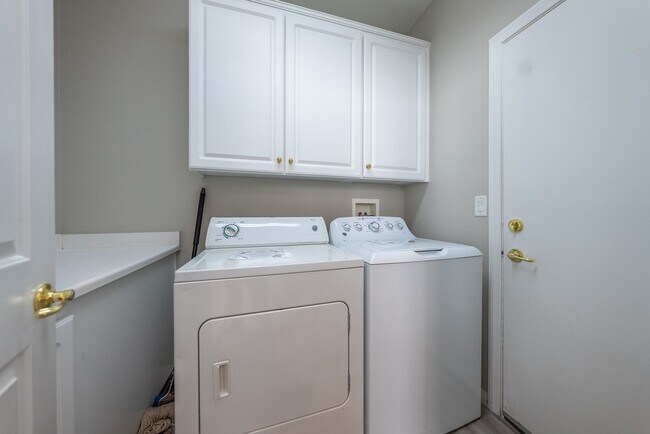 Building Photo - Spacious 4-Bed Family Home in Prime Las Vegas Location!