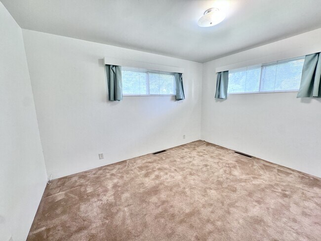 Building Photo - 501 E Sumac Ave