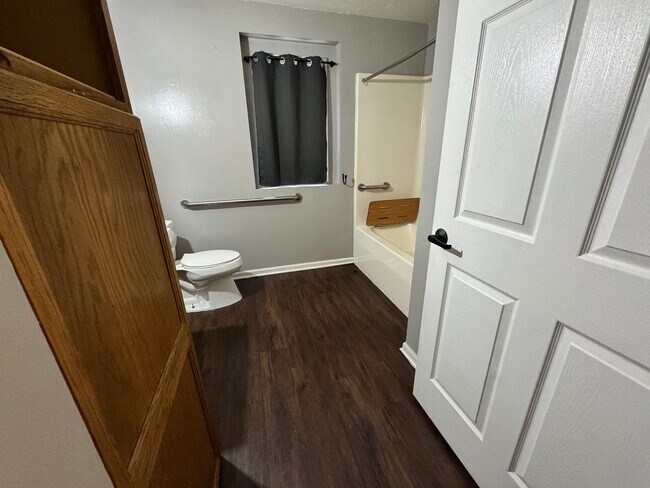 Building Photo - 4 Bedroom House