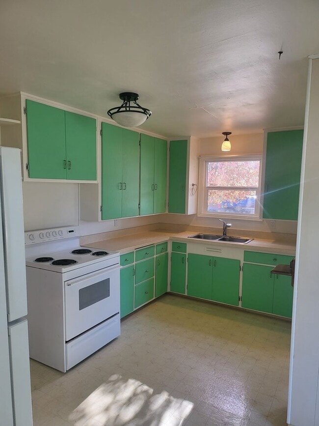 Building Photo - Cute House Close to W.F West High School!