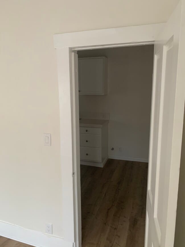 Building Photo - 137 E 31st St