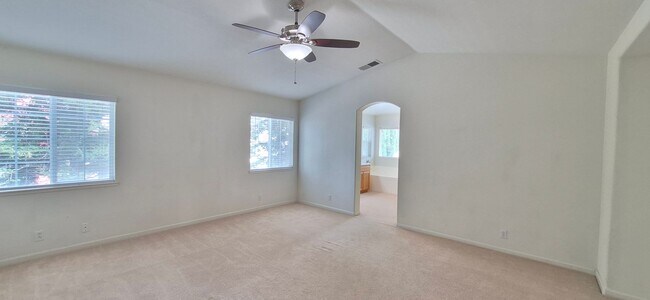 Building Photo - 2080 Mariposa Dr