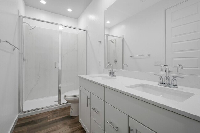 Building Photo - Like New Luxurious Modern 3 Bedroom 2 Bath...