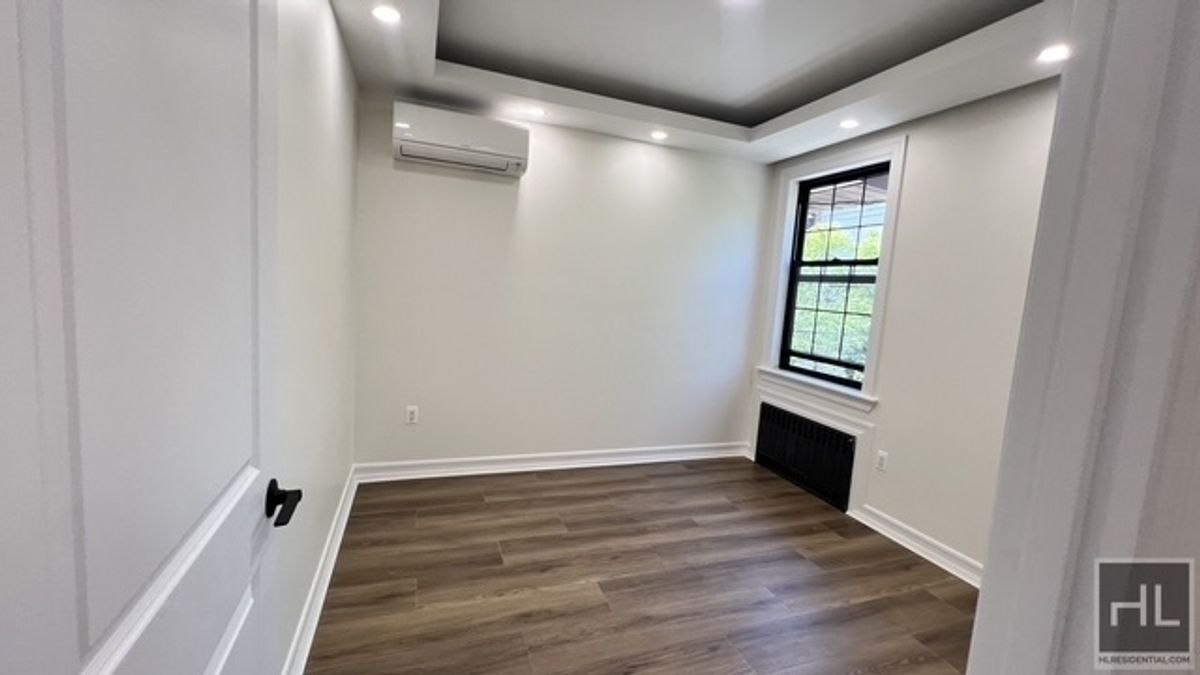 Building Photo - 251 E 55th St