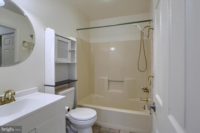 Building Photo - 1204 Cambridge Ct