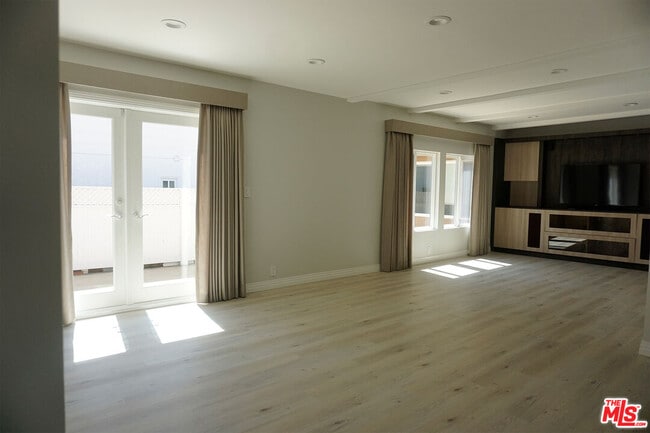 Building Photo - 221 N Bowling Green Way