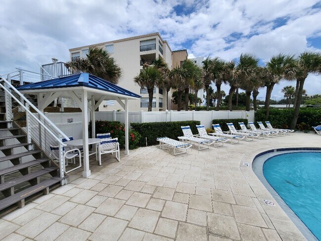 Building Photo - Fully Furnished Beautiful 2 Bedroom Seascape Towers Oceanfront Condo