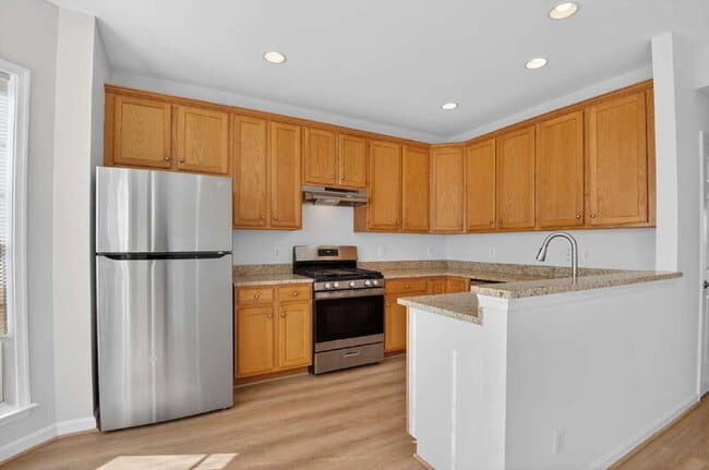 Building Photo - 5023 Village Fountain Pl