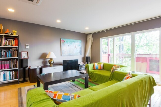 Building Photo - 396 Dean St