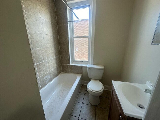 Building Photo - 3 BED 1.5 BATH HOME FOR RENT.