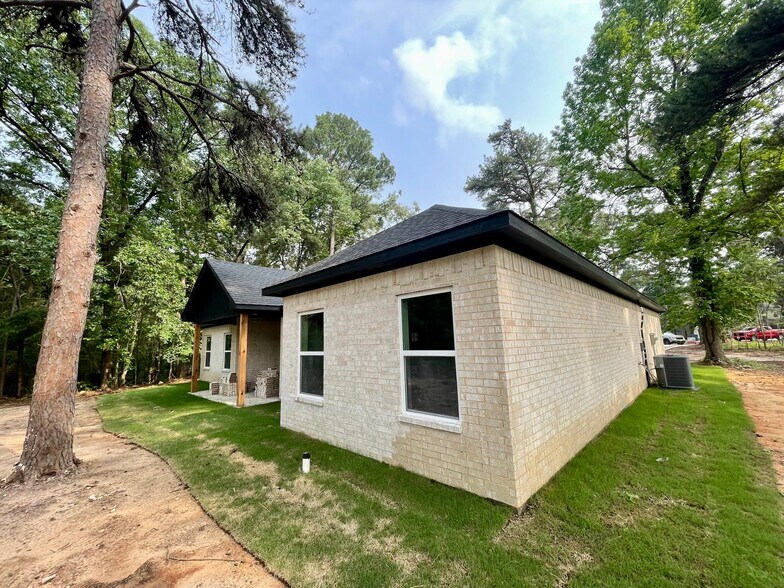 Building Photo - 17562 Highland Cir