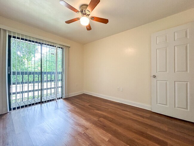 Building Photo - Beautiful 2/1.5 Townhome in Cedar Ridge-717A