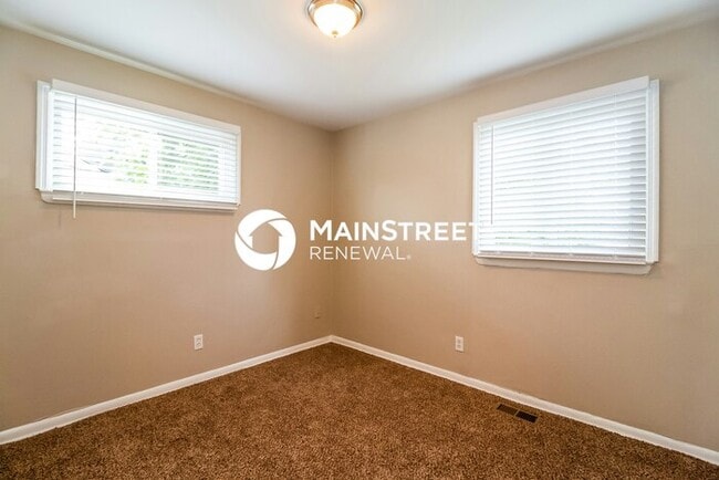 Building Photo - 4 Bedroom Pet-Friendly Home in Columbus, OH with Main Street Renewal