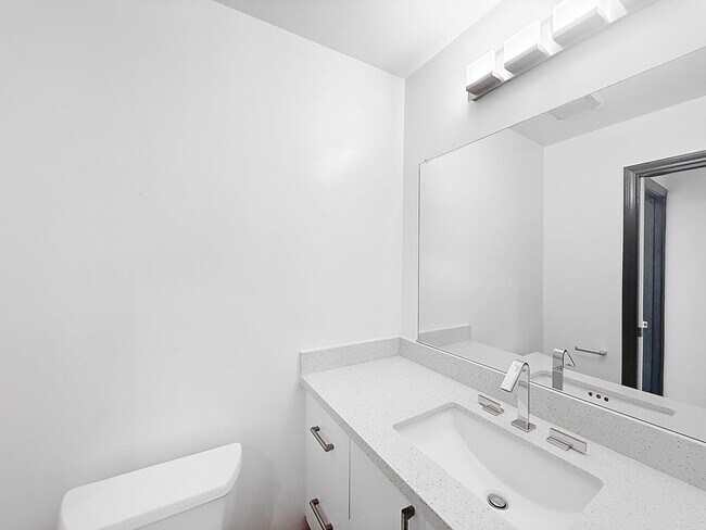 Building Photo - Stunning 2 bed/1.5 bath condo in the desir...