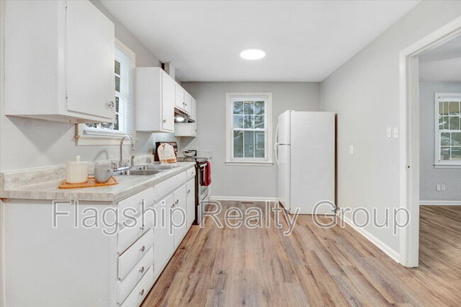 Building Photo - 1305 Robin St