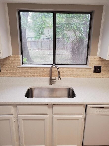 Building Photo - 9008 Sanger Dr