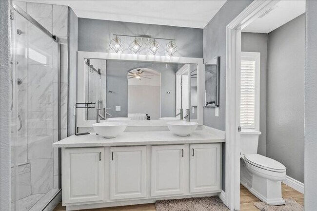 Building Photo - Stunning 3-Bedroom Townhome with Spacious Backyard & Fireplace