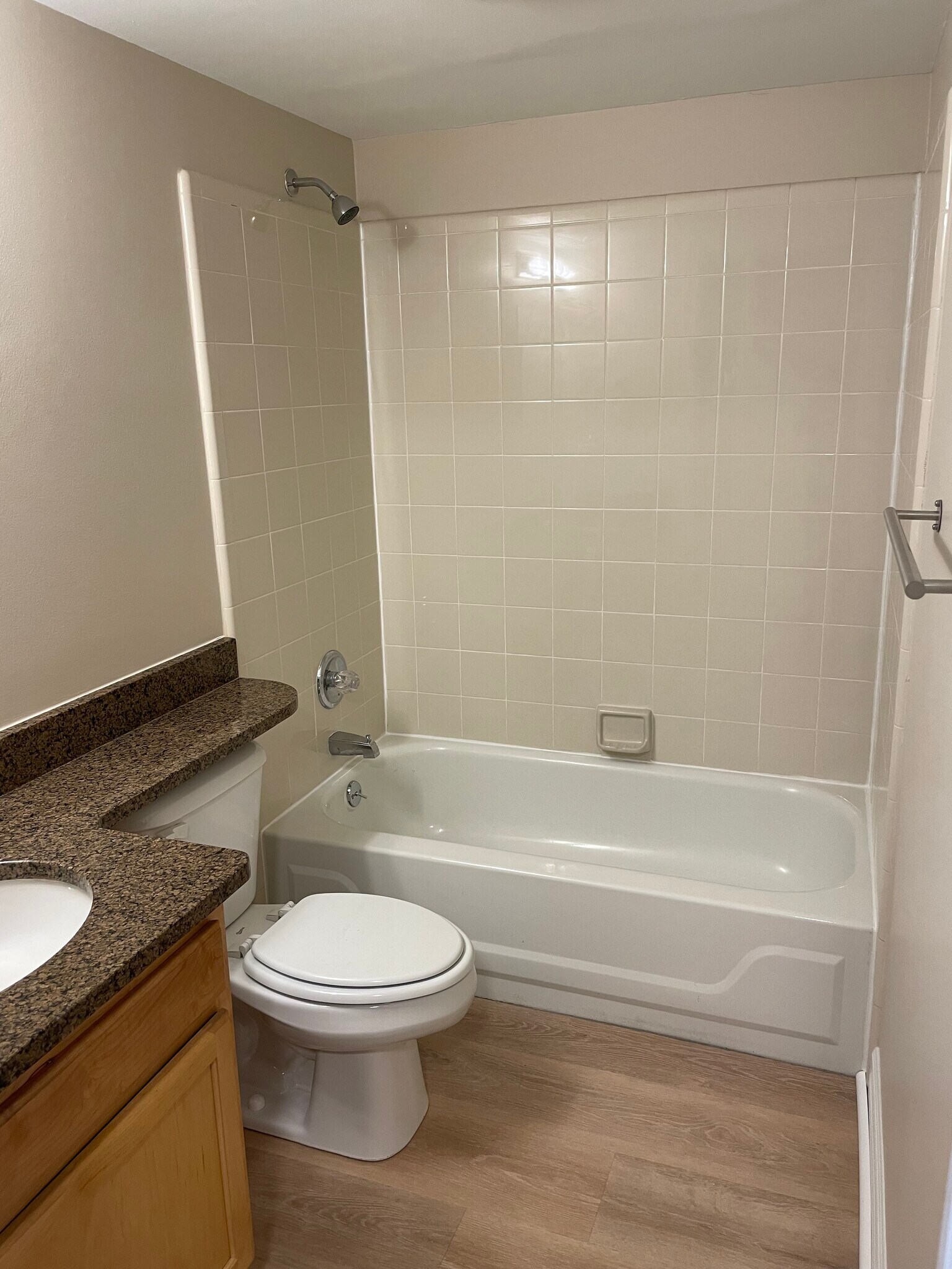 Main floor bathroom - 2872 Davison Ave
