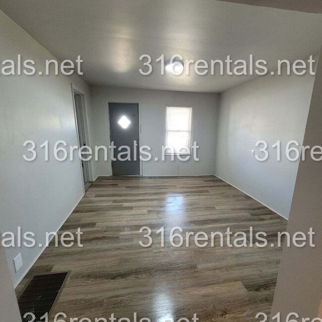 Building Photo - $775 - 2 bed 1 bath - Single Family Home