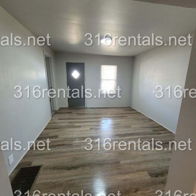 Building Photo - $825 - 2 bed 1 bath - Single Family Home