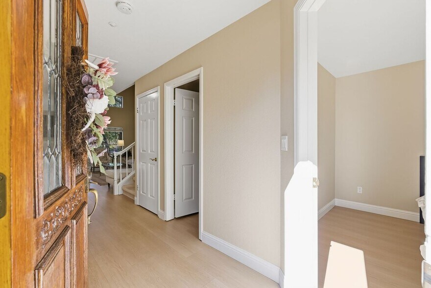 Building Photo - 121 Haslemere Ct