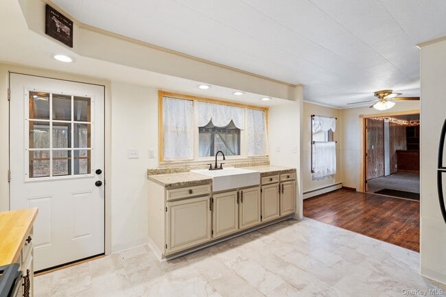 Building Photo - 7 Red Top Rd