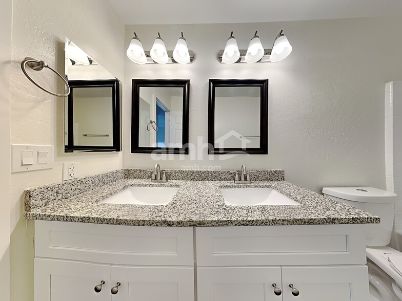 Building Photo - 7457 E Laguna Azul Ave