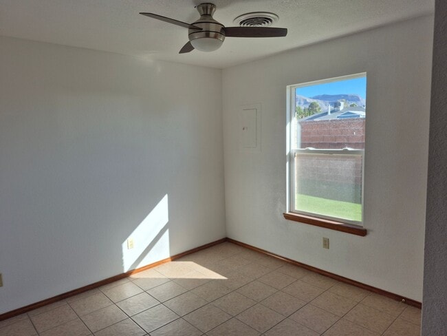 Building Photo - 3 Bedroom 2 Bath