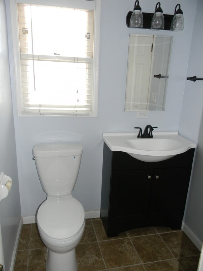 Building Photo - 1306 E Mayfair Ave