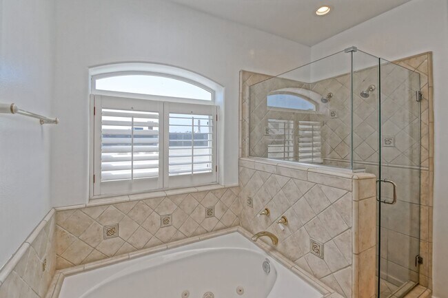 Building Photo - VERY BRIGHT, SPACIOUS & AIRY GOLDEN HILLS ...