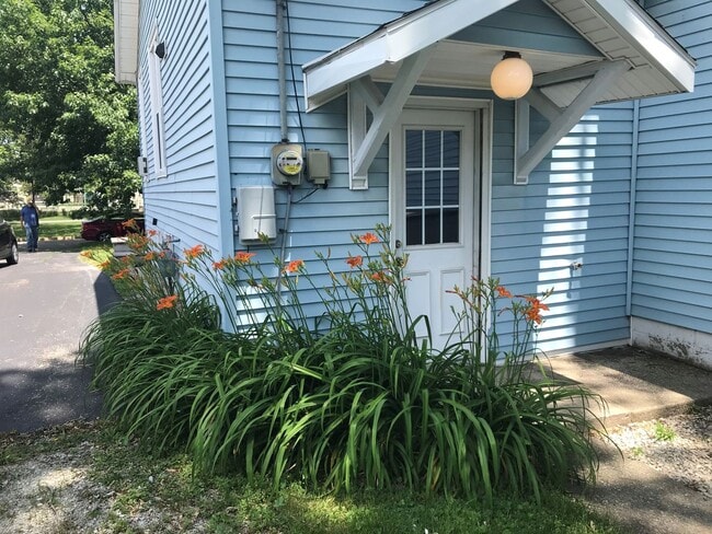 Building Photo - 2-bed home across from Glenn Park!