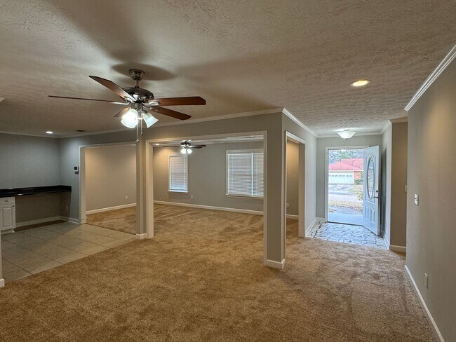 Building Photo - Lovely Brick Home!