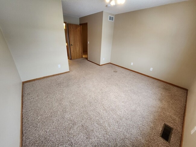 Building Photo - updated 2 bed townhouse under 2k per month in Burnsville! Open concept, master bed w/attached bat...