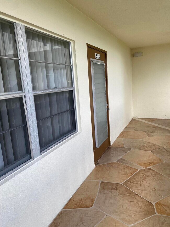 Building Photo - 528 Mansfield M