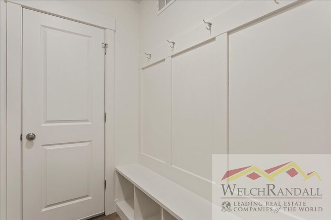 Building Photo - Live in Style – 3 Bed, 2.5 Bath Townhome i...